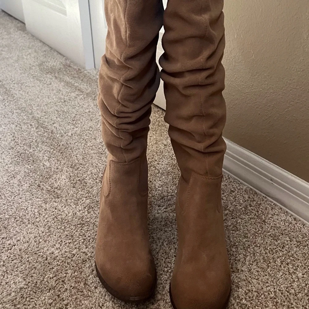 Boots - Tan Suede Splendid boots. Size 7 1/2. Like New. True to size. - Picture 8 of 16